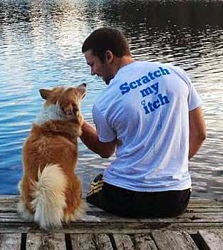 Daniel Rovira and Alva, his dog, in Sweden, in front of a lake.